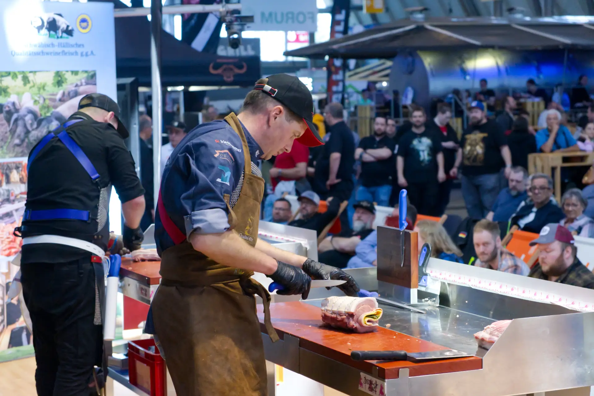 Teilnehmer zerlegt Fleisch auf der Butcher-Wars-Bühne